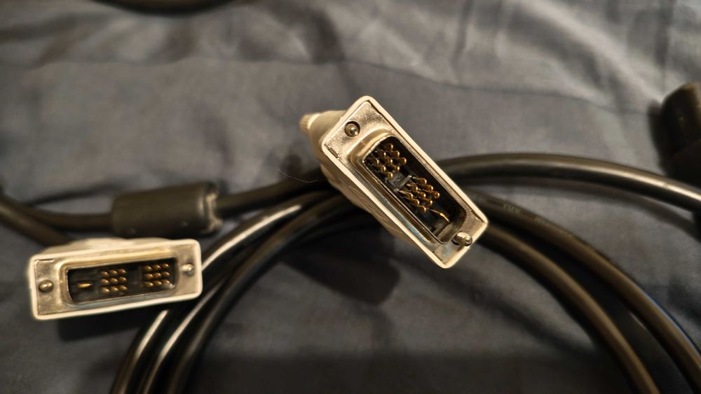 Продавам HD монитор Philips 223V5L