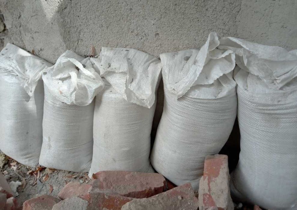 vand nisip la saci de rafie asigur manipularea direct in apartament