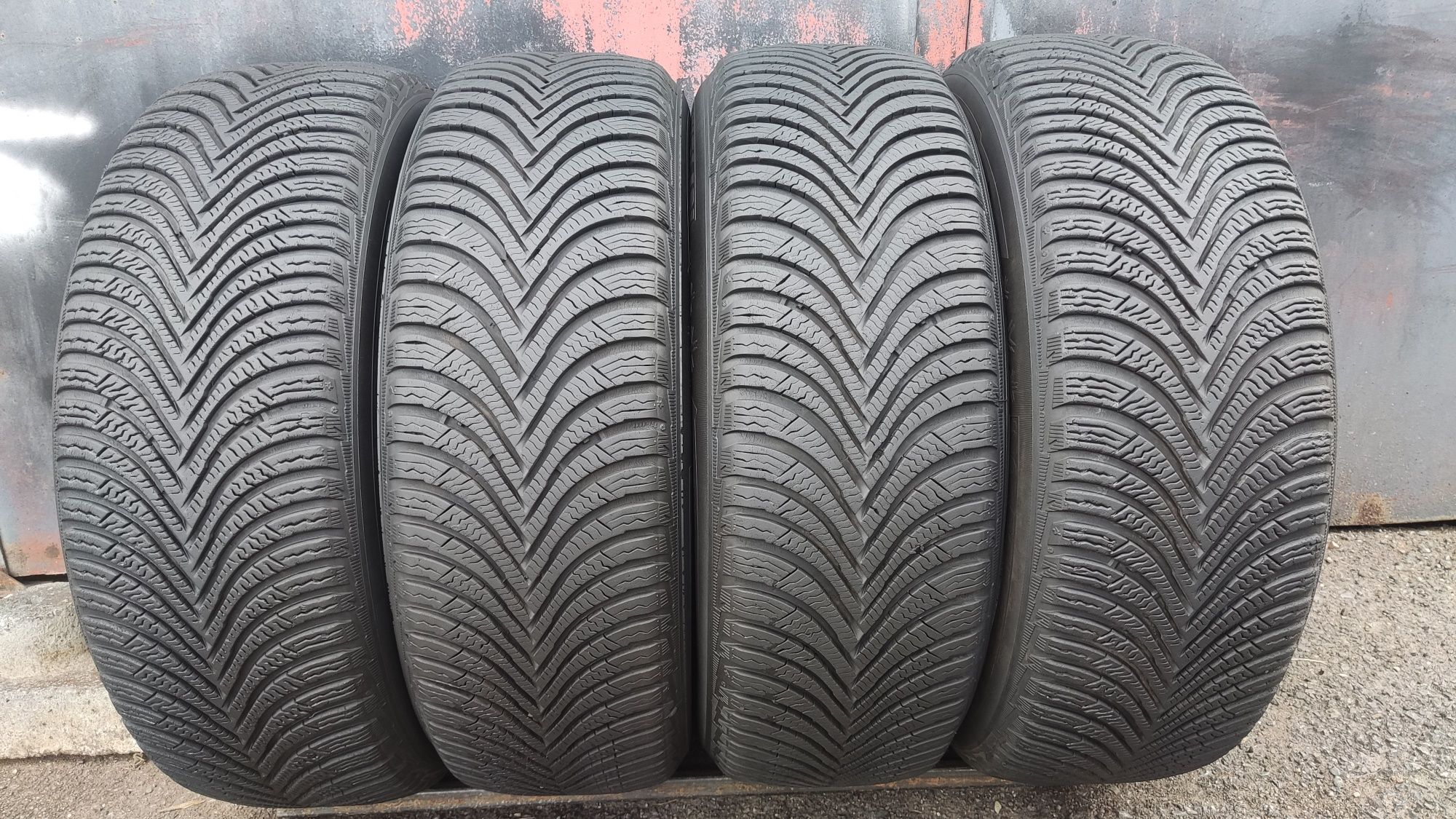 4бр. зимни гуми 205/60/16 Michelin Alpine 5
dot21
8mm
Добро състояние