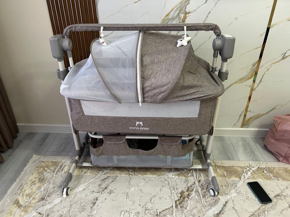 Эектронная люлька. Управляется пультом. Есть мелодия и таймер.