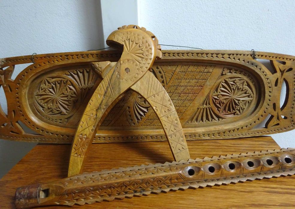 Flaut, platou si spargator de nuci, stil brancovenesc, lemn sculptat