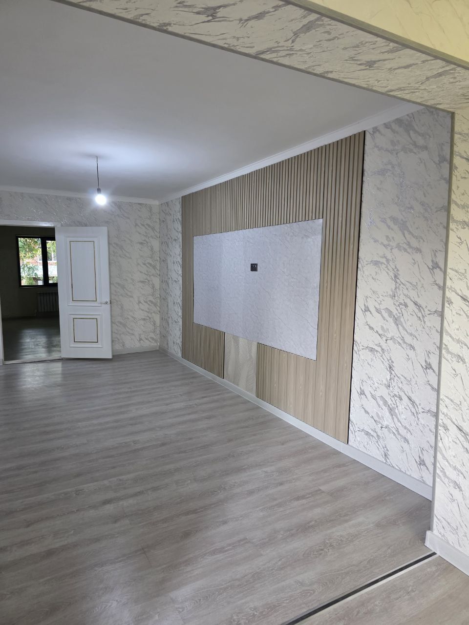 Продаётся 2 ком квартира в чирчике 3мкн  4 этаж недалеко от дороги