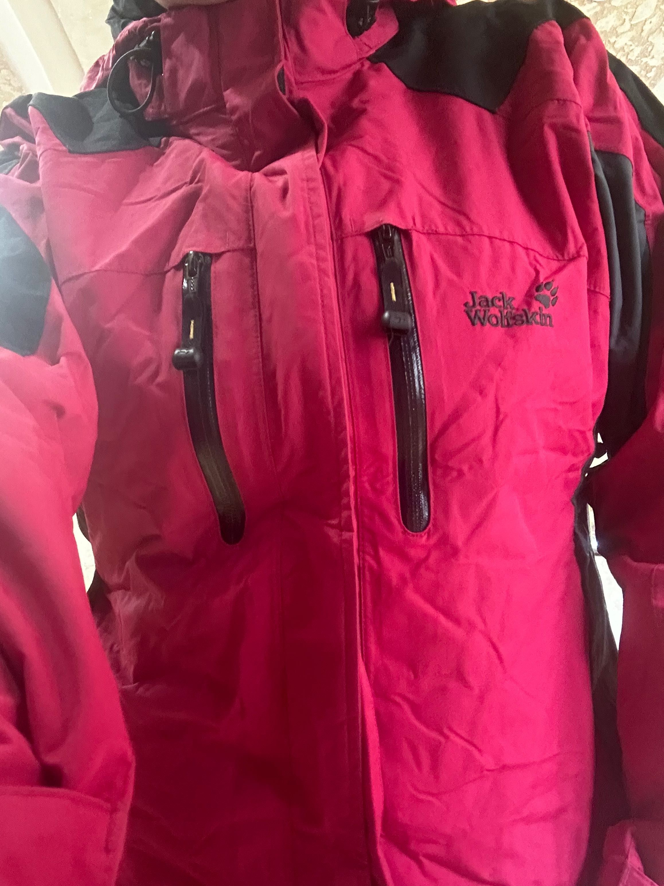 Продавам две туристически якета jack wolfskin и Helly Henson