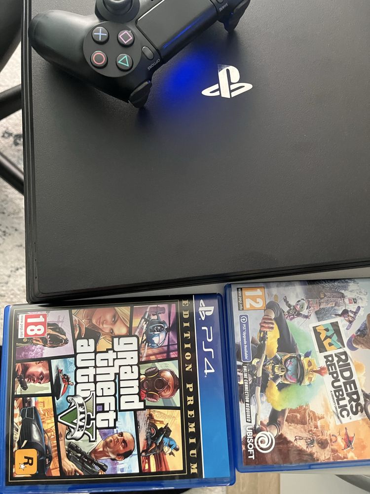 Продавам плейстейшън 4про с игри
