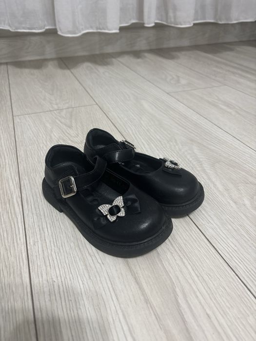 Продам детские туфли школьные