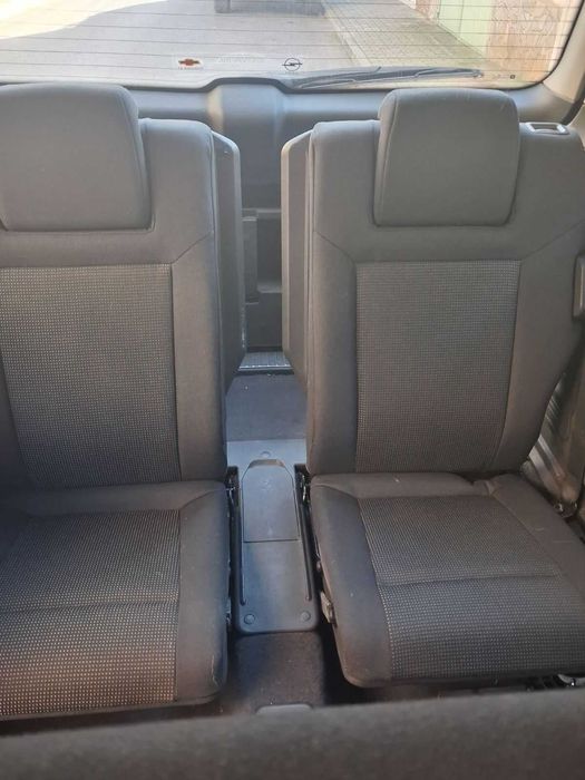 Продавам Опел Зафира