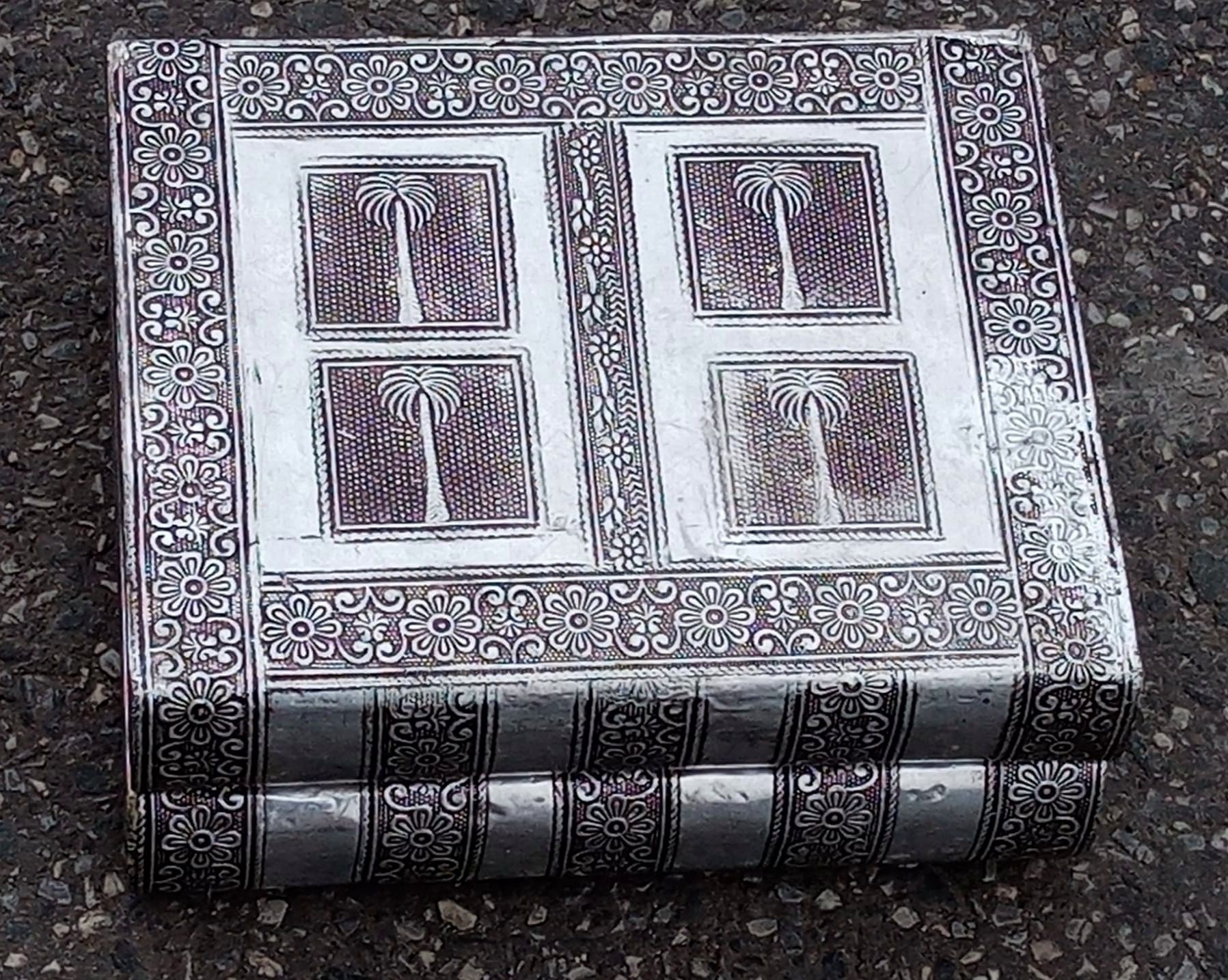 Caseta de bijuterii din material argintat tip carte, model deosebit, i