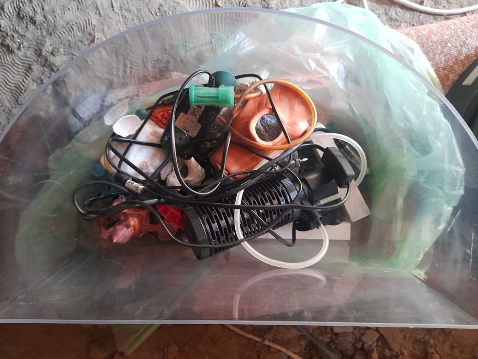 Vand acvariu cu tot cu  accesoriile