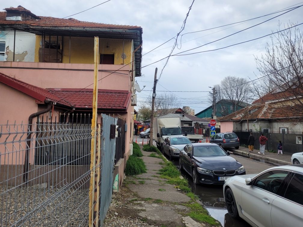 Vând casa zona centrala