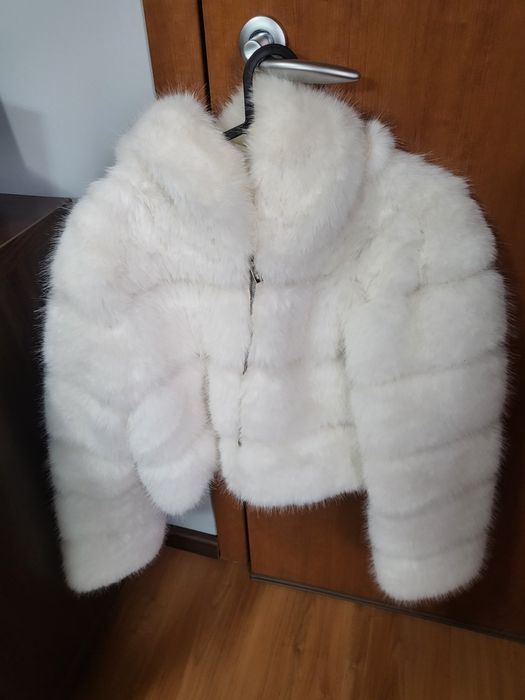 Бяло зимно палто