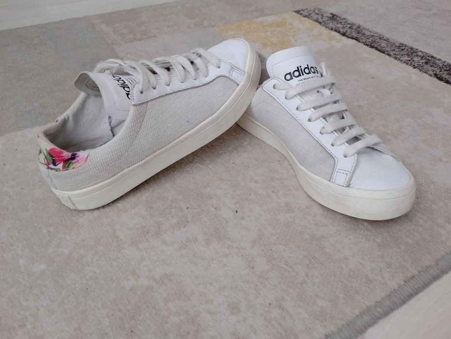 Vand Pantofi Sport Unisex,Purtati Dar In Stare Buna.