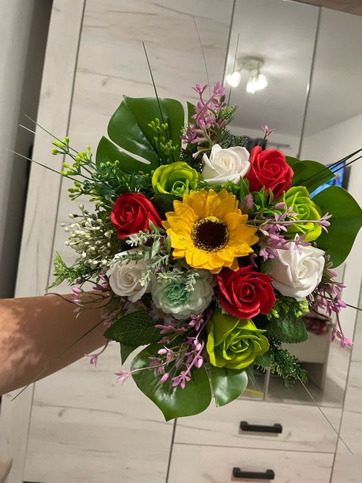 Realizez buchete și decorațiuni cu flori de sapun și flori artificiale