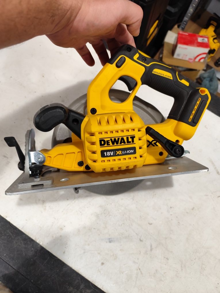 Безчетков акумулаторен ръчен циркуляр Девалт DeWALT DCS 570 184mm