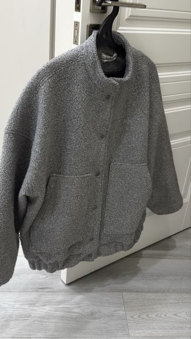 Продам теплый бомбер-пальто