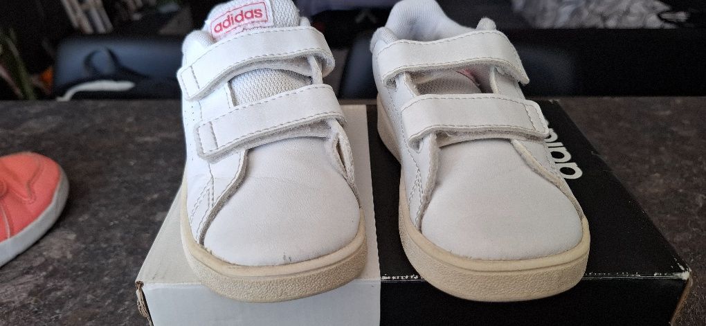 Продавам детски маратонки Adidas и Disney Minnie mouse