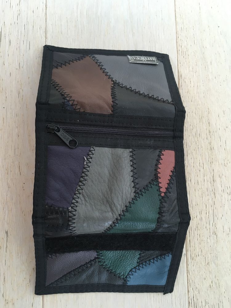 portofel din petice de piele colorate, cu loc pentru bancnote, carduri