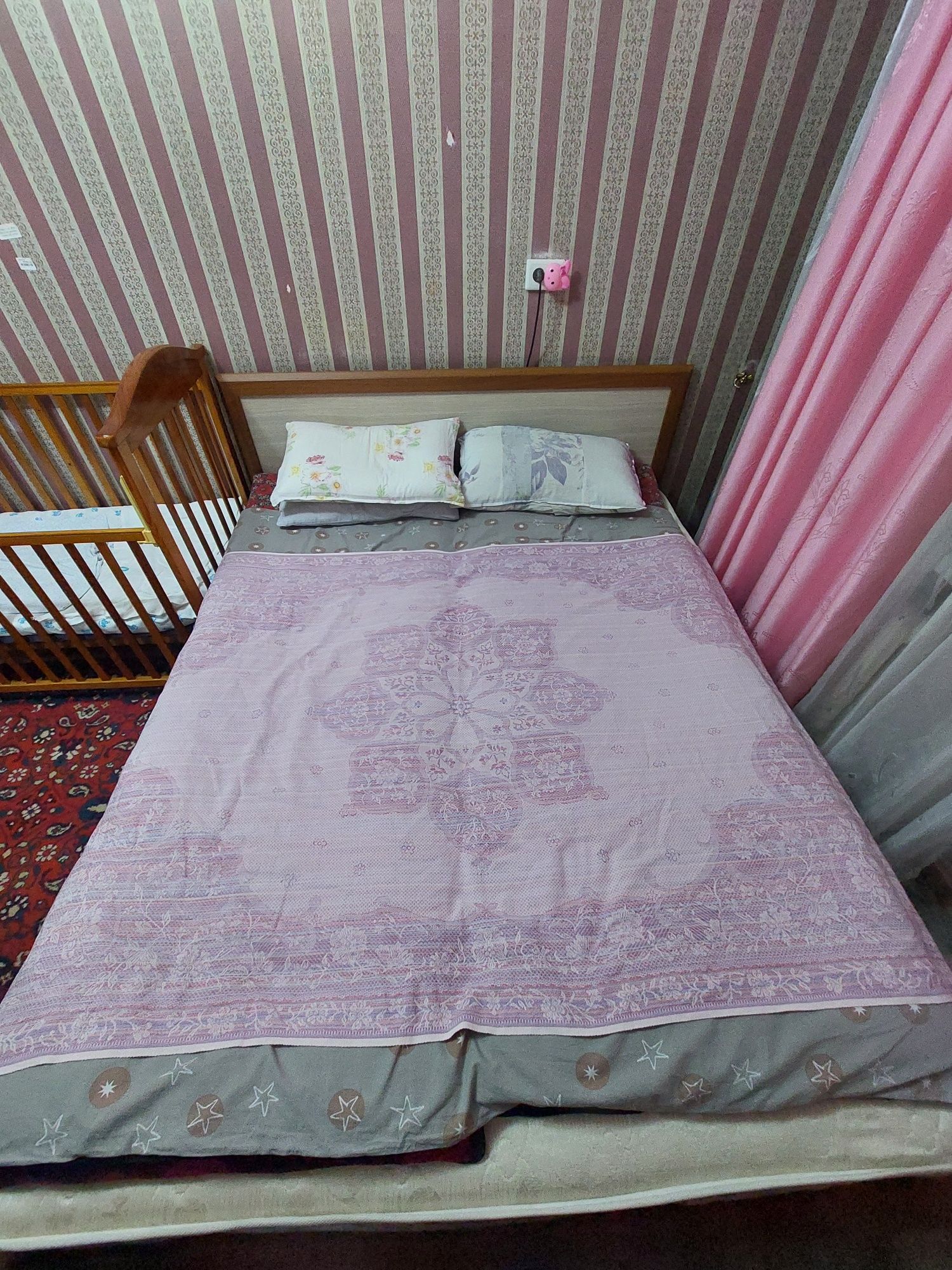 Продаётся двуспальная кровать