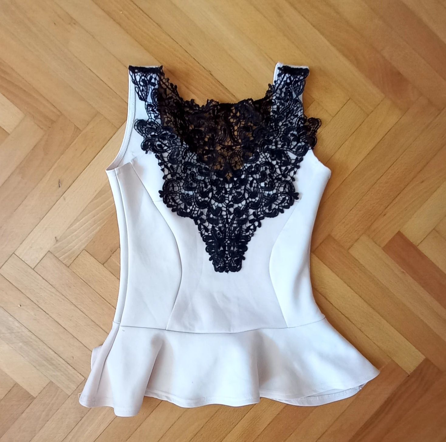 Top elegant bej cu dantela