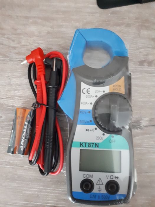 С проводами  мультиметр амперметр с клещами
