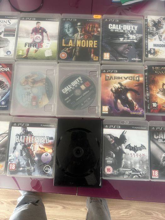 Pleyul se afla în stare foarte buna el este urmat de doua console
