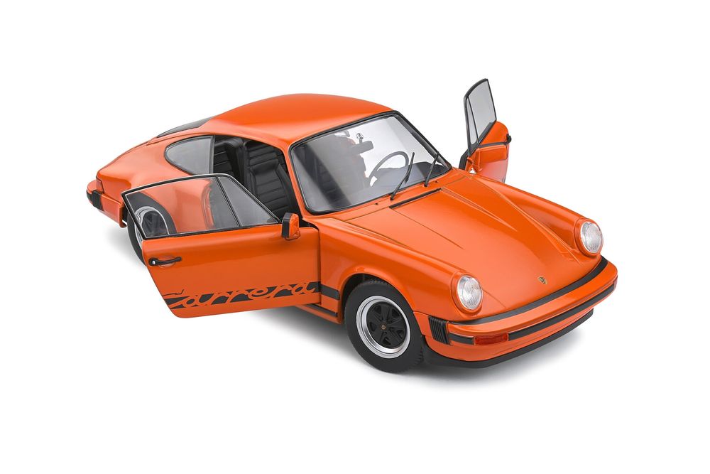 Macheta auto Porsche 911 3,0 Carrera Gulf Orange (1977) 1:18 Solido