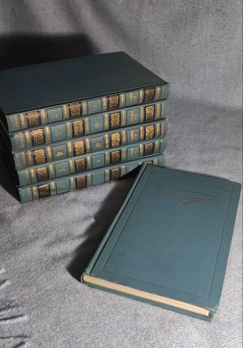 Книги. Продаю очень много книг