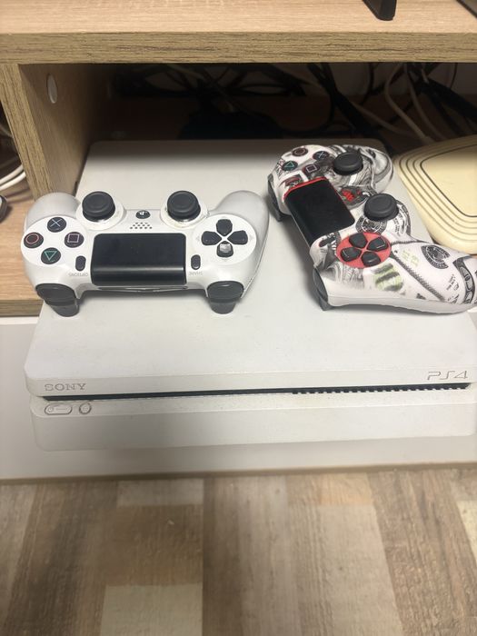 Плейстейшън 4  ,два джойстика и 6 игри