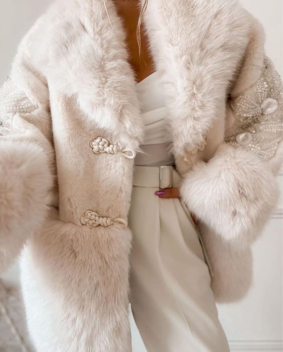 Палто от еко косъм , бяло с бродерия