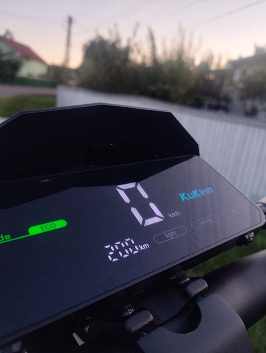 Vand trotineta kukirin g2, necesita o roata pe spate ea are 822 de km,