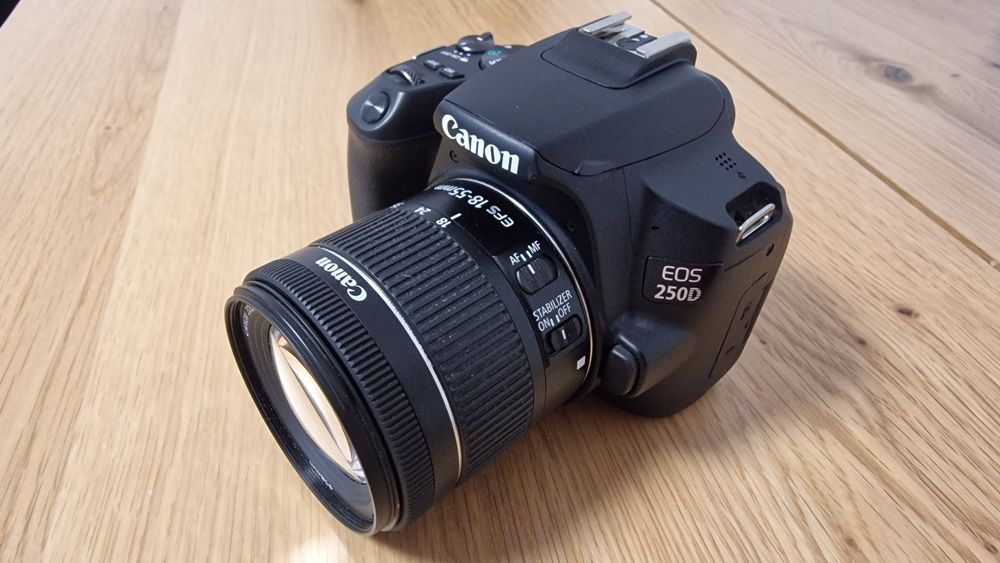 Canon EOS 250D + Obiectiv 18-55mm + geanta si card