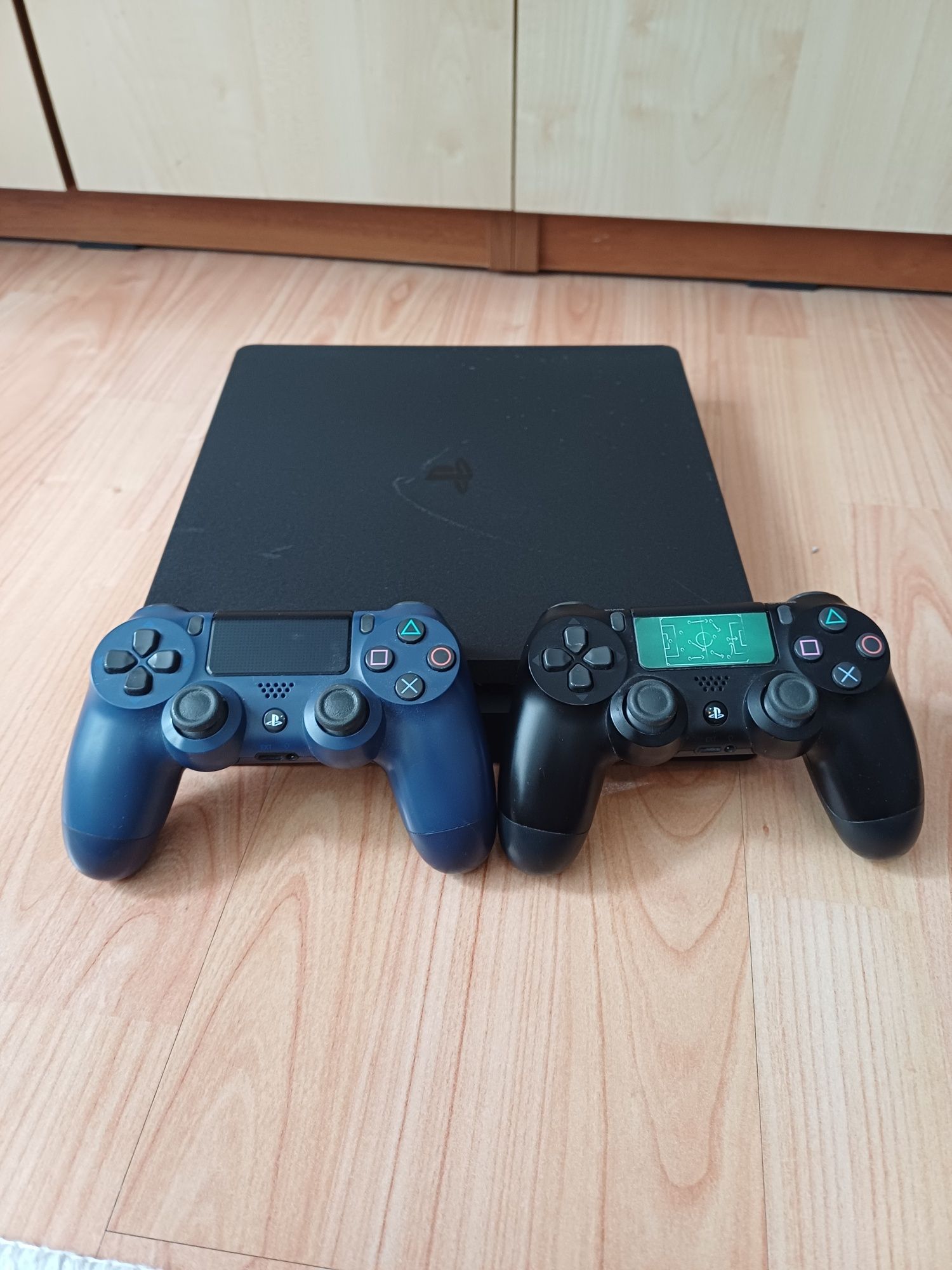 Ps4 slim + 4 игри , 2 джойстика и слушалки