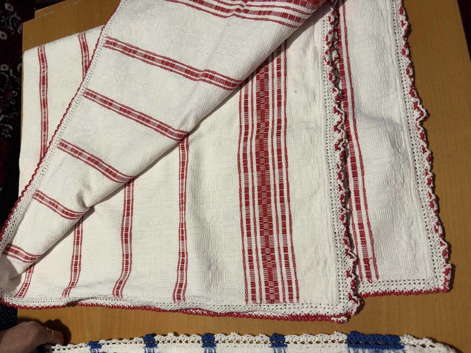 Fete de mese , chindeu  si covoare tesute in razboi