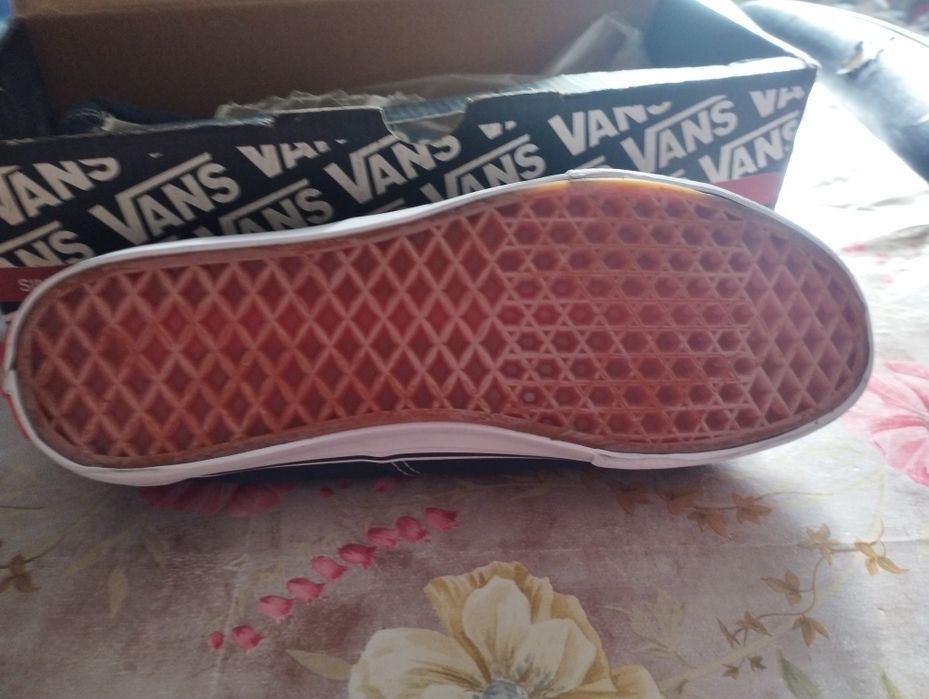 Vând  teniși Vans