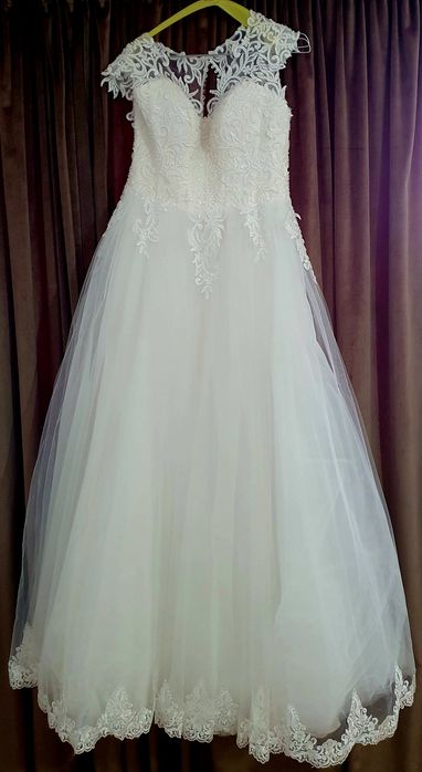 Vând rochie de mireasă + voal și crinolină