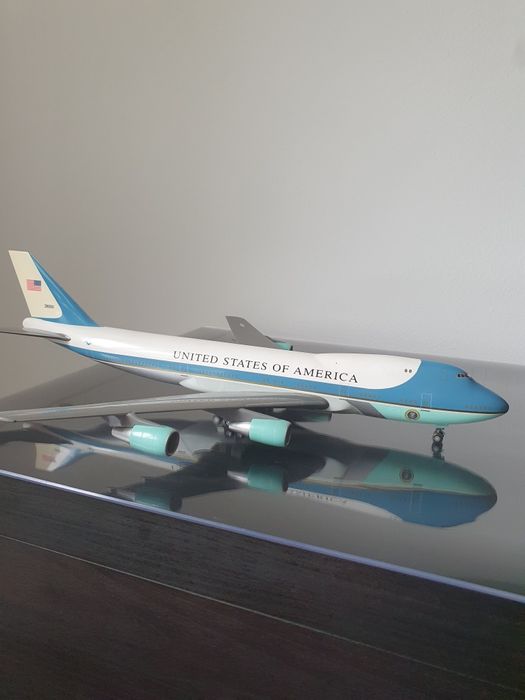 macheta avion B747