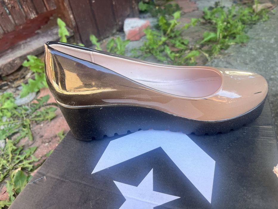 Pantofi cu talpa inalta