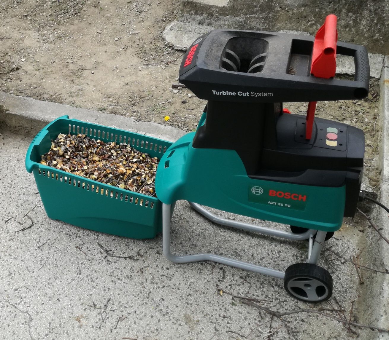 Дробилка за клони BOSCH AXT 25 TC