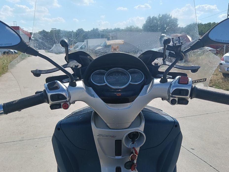 Scuter categoria B 3 roti piaggio mp 3oo cc .  2013 injectie