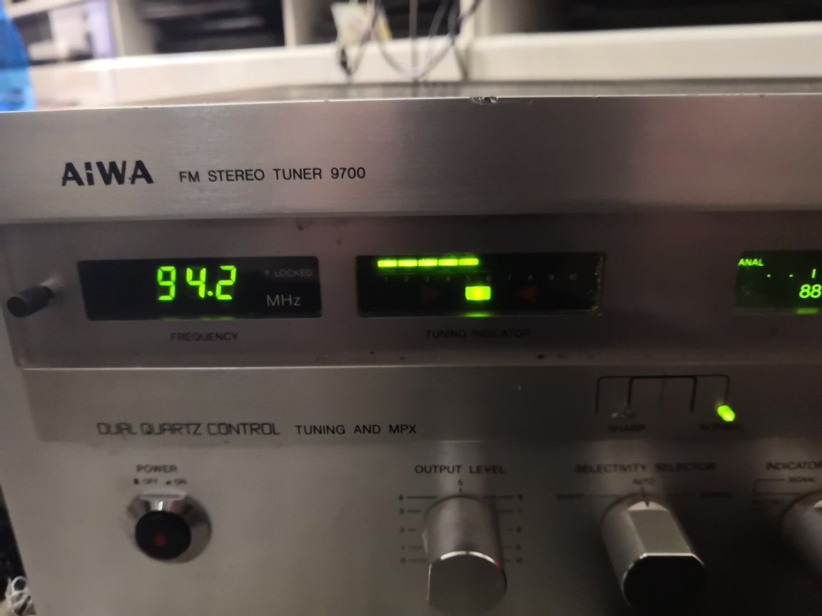 Vintage Si Aiwa FM Stereo Tuner Model 9700