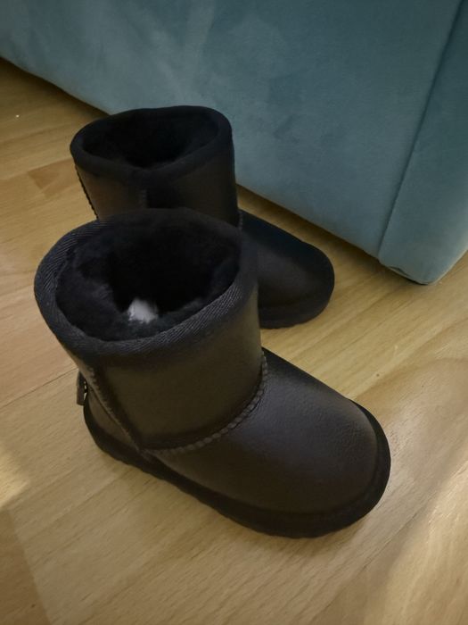 Продам детские угги новые