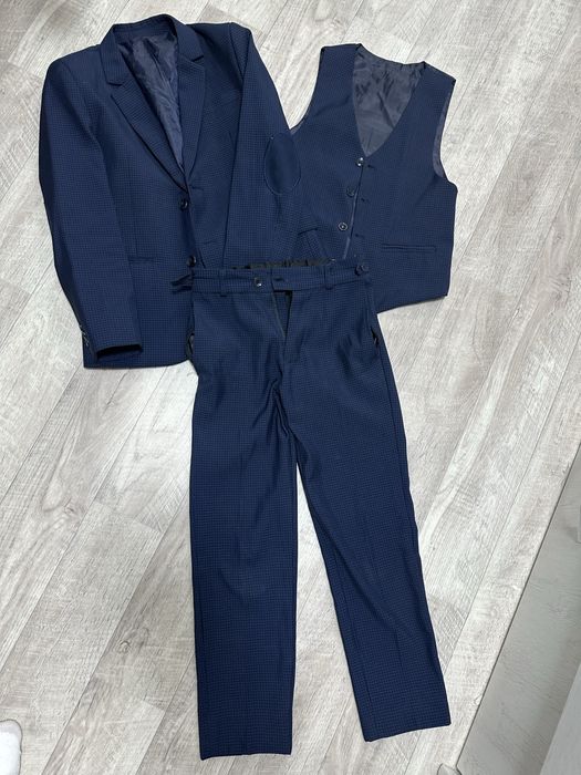 Костюм тройка на возраст 8,9 лет может и на 10 подойдет