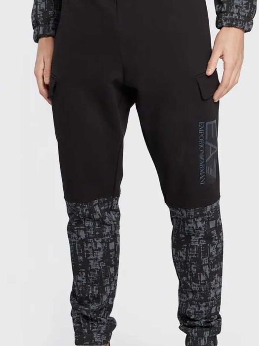 Спортивные брюки Emporio Armani.