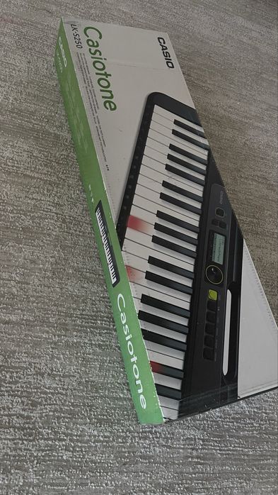 Срочно продам сигтезатор. В отличном состоянии, как новый.