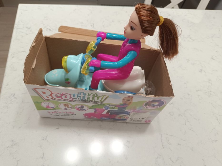 Papusa cu motocicleta cu lumini si sunete