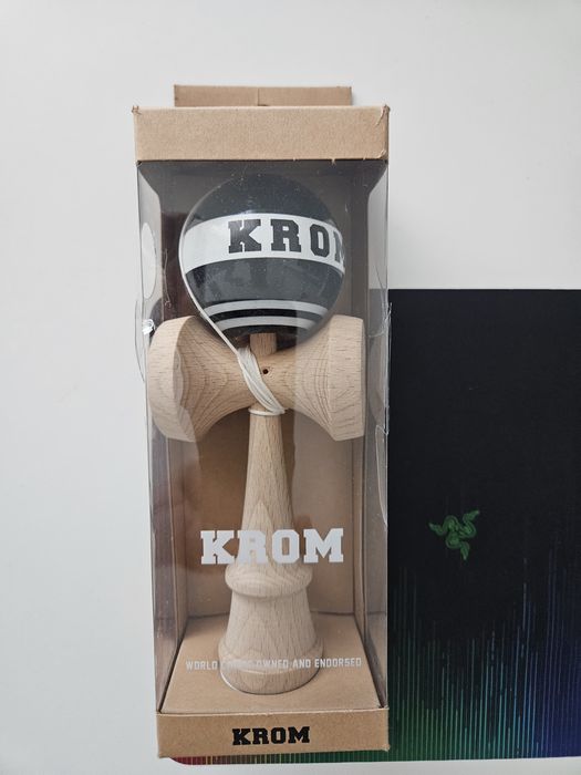 Kendama Krom Strogo, nou - cutia crapata, jucaria intacta