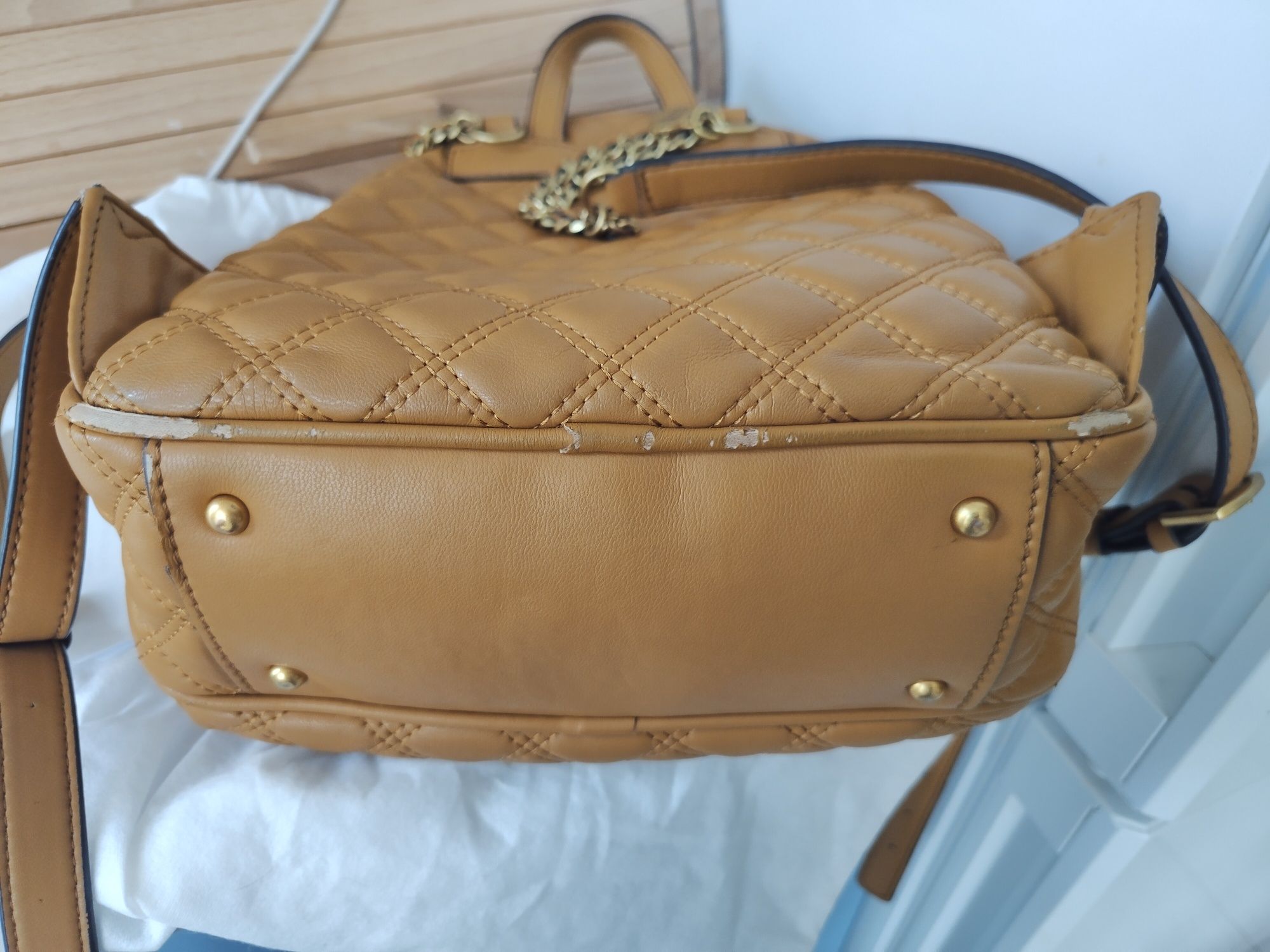 Раница на марката Guess