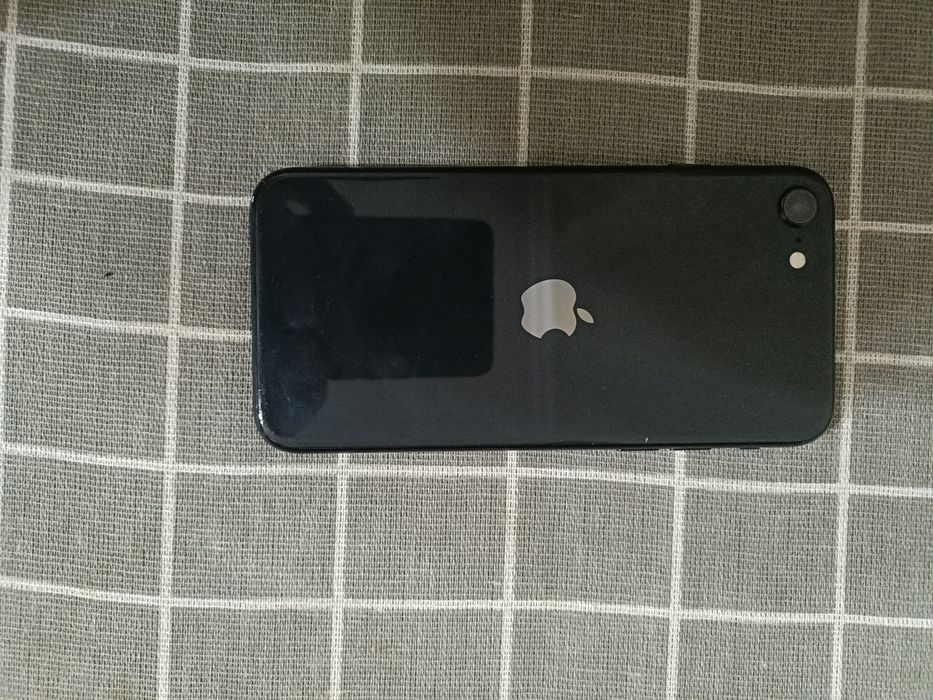 Продаю iPhone SE 2020