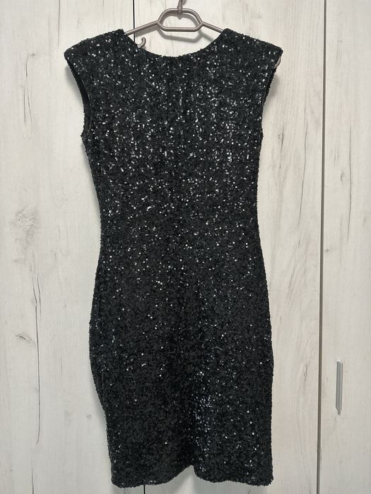 Черна рокля с пайети