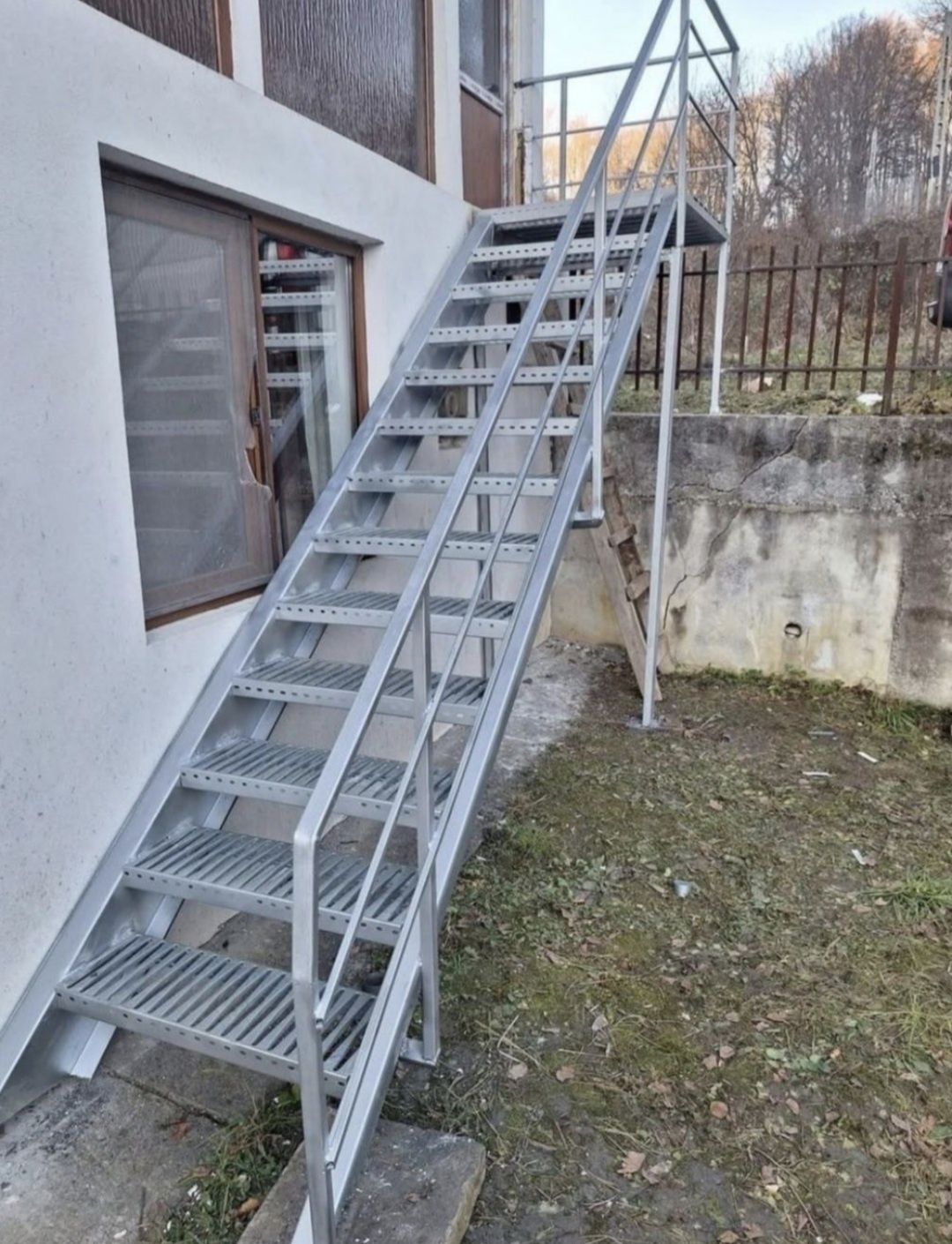 Scări metalice zincate profesionale