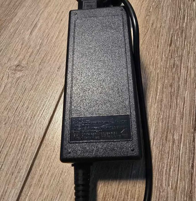 Încărcător laptop universal